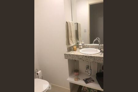 Banheiro suite de apartamento para alugar com 2 quartos, 80m² em Barra da Tijuca, Rio de Janeiro