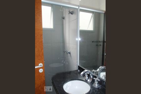 Banheiro 2 de casa de condomínio para alugar com 2 quartos, 106m² em Vila Santa Clara, São Paulo