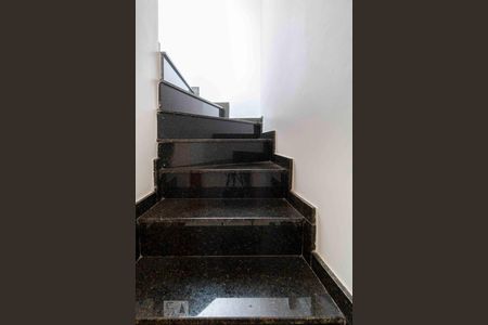 Acesso Escadas de casa à venda com 3 quartos, 120m² em Vila Carmosina, São Paulo