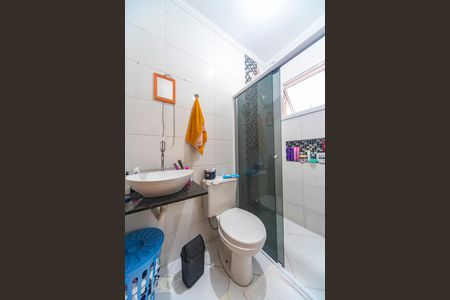 Banheiro  de apartamento à venda com 2 quartos, 49m² em Vila Scarpelli, Santo André