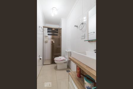 Banheiro de apartamento à venda com 1 quarto, 45m² em Jardim Floresta, Porto Alegre