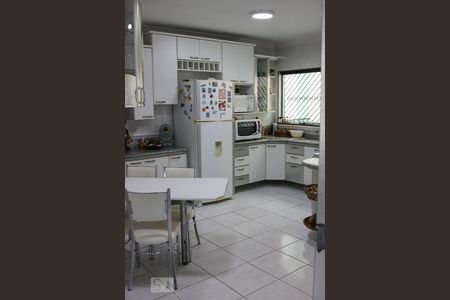 Casa à venda com 350m², 4 quartos e 3 vagas Casa à venda com 350m², 4 quartos e 3 vagasCozinha