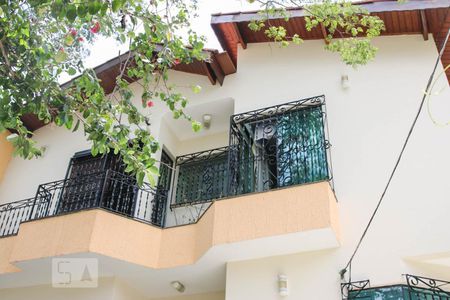 Casa à venda com 350m², 4 quartos e 3 vagas Casa à venda com 350m², 4 quartos e 3 vagasFachada