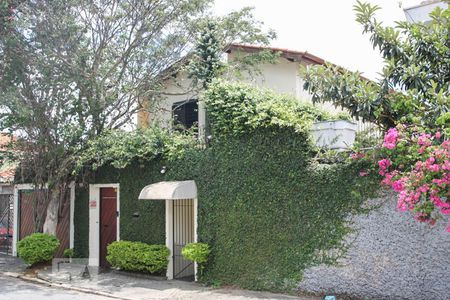 Casa à venda com 350m², 4 quartos e 3 vagas Casa à venda com 350m², 4 quartos e 3 vagasFachada