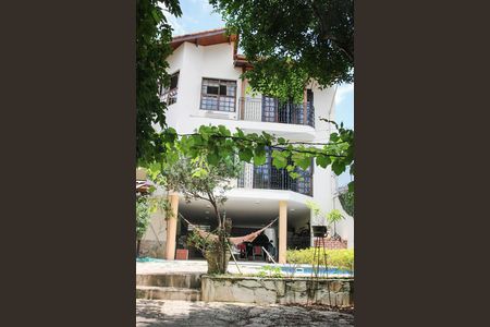 Casa à venda com 350m², 4 quartos e 3 vagas Casa à venda com 350m², 4 quartos e 3 vagasQuintal