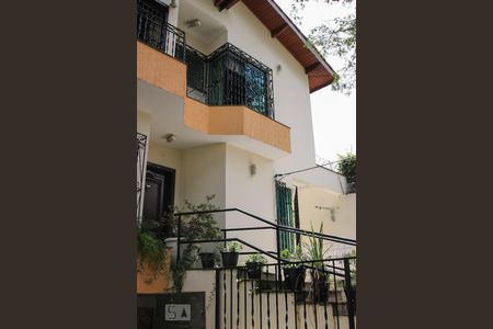 Casa à venda com 350m², 4 quartos e 3 vagas Casa à venda com 350m², 4 quartos e 3 vagasFachada