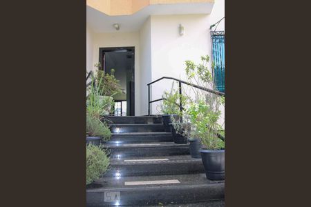 Casa à venda com 350m², 4 quartos e 3 vagas Casa à venda com 350m², 4 quartos e 3 vagasEntrada