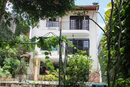 Casa à venda com 350m², 4 quartos e 3 vagas Casa à venda com 350m², 4 quartos e 3 vagasQuintal