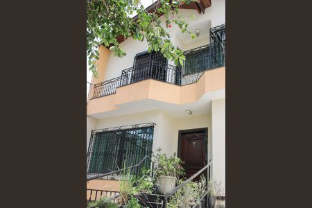 Casa à venda com 350m², 4 quartos e 3 vagas Casa à venda com 350m², 4 quartos e 3 vagasFachada