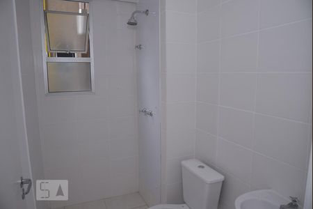 Banheiro de apartamento para alugar com 2 quartos, 50m² em Jacarepaguá, Rio de Janeiro