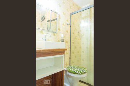 Banheiro de apartamento para alugar com 2 quartos, 55m² em Petrópolis, Porto Alegre