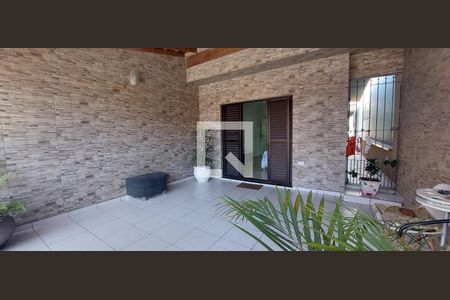 Casa à venda com 120m², 3 quartos e 2 vagas Casa à venda com 120m², 3 quartos e 2 vagasVaranda Quarto 1 suíte