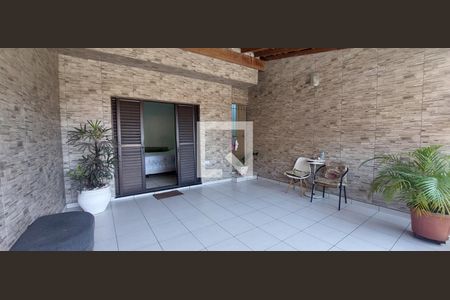 Casa à venda com 120m², 3 quartos e 2 vagas Casa à venda com 120m², 3 quartos e 2 vagasVaranda Quarto 1 suíte