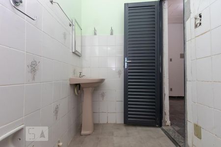 Banheiro de casa para alugar com 2 quartos, 60m² em Carlos Prates, Belo Horizonte