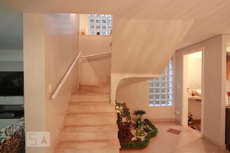 Escada de casa para alugar com 4 quartos, 350m² em Parque Peruche, São Paulo