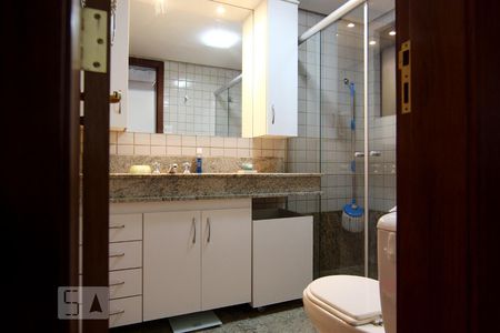 Banheiro de apartamento para alugar com 1 quarto, 53m² em Asa Norte, Brasília