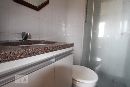 Banheiro de apartamento para alugar com 1 quarto, 55m² em Centro, Curitiba