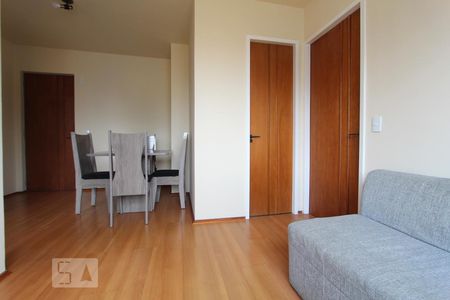 Sala de apartamento para alugar com 1 quarto, 55m² em Centro, Curitiba