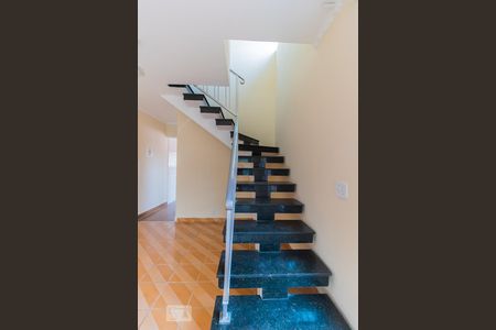 Escada de casa para alugar com 4 quartos, 200m² em Jardim Aricanduva, São Paulo