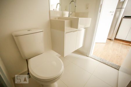 Banheiro de kitnet/studio para alugar com 1 quarto, 28m² em Liberdade, São Paulo