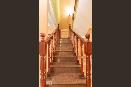 Escada  de casa para alugar com 4 quartos, 370m² em Vila Ré, São Paulo