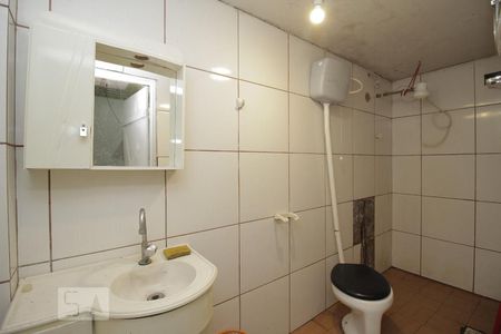 Banheiro de kitnet/studio para alugar com 1 quarto, 75m² em São Luís, Canoas