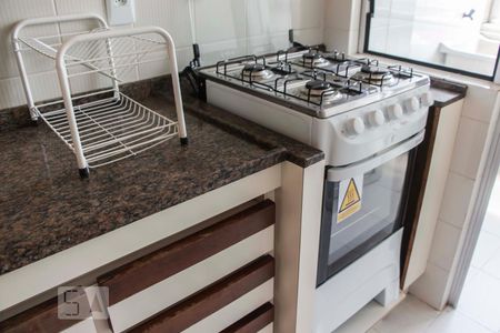Detalhe cozinha de apartamento para alugar com 2 quartos, 70m² em Carvoeira, Florianópolis