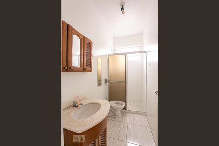 Banheiro de kitnet/studio para alugar com 1 quarto, 35m² em Santana, Porto Alegre