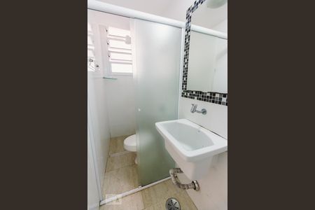 Banheiro de kitnet/studio para alugar com 1 quarto, 20m² em Água Branca, São Paulo