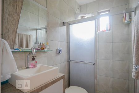 Banheiro de apartamento à venda com 1 quarto, 60m² em Medianeira, Porto Alegre