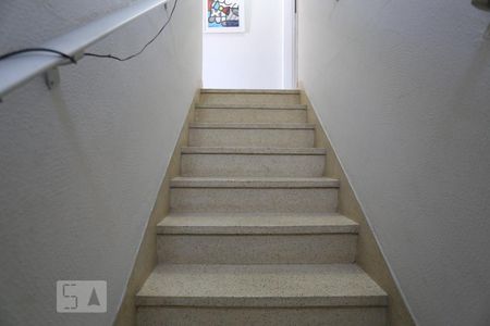 Escadas de casa à venda com 3 quartos, 180m² em Jardim Peri Peri, São Paulo