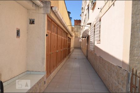 CORREDOR DA ENTRADA DO PRÉDIO de apartamento para alugar com 1 quarto, 38m² em Cachambi, Rio de Janeiro