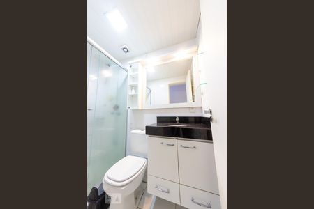 Banheiro do Quarto 1 de apartamento para alugar com 2 quartos, 59m² em Teresópolis, Porto Alegre