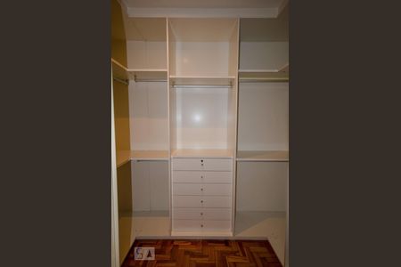 Apartamento à venda com 289m², 3 quartos e 1 vaga Apartamento à venda com 289m², 3 quartos e 1 vagaCloset