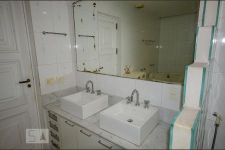 Apartamento à venda com 289m², 3 quartos e 1 vaga Apartamento à venda com 289m², 3 quartos e 1 vagaBanheiro da Suíte