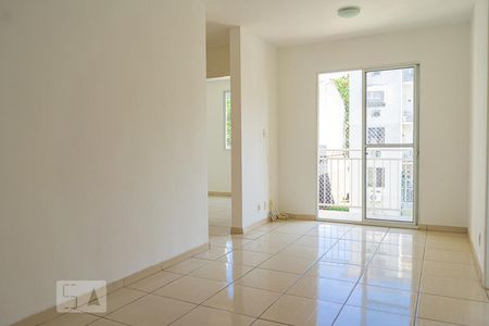 Sala de apartamento para alugar com 3 quartos, 55m² em Parada de Lucas, Rio de Janeiro