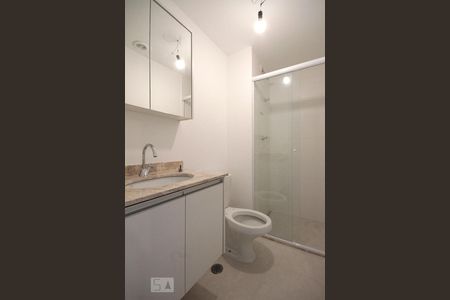 Banheiro de kitnet/studio para alugar com 1 quarto, 25m² em Centro, São Paulo