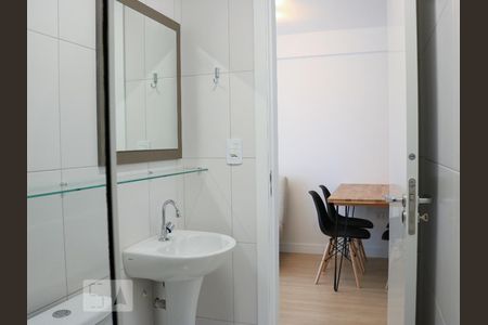 Banheiro de apartamento para alugar com 1 quarto, 36m² em Vila Izabel, Curitiba