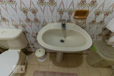 Casa à venda com 150m², 4 quartos e 4 vagas Casa à venda com 150m², 4 quartos e 4 vagasDetalhe banheiro