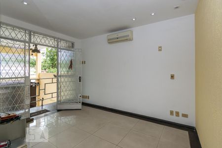 Sala de casa para alugar com 3 quartos, 90m² em Braz de Pina, Rio de Janeiro