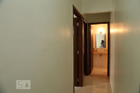 Corredor de apartamento à venda com 2 quartos, 60m² em Chácara Agrindus, Taboão da Serra