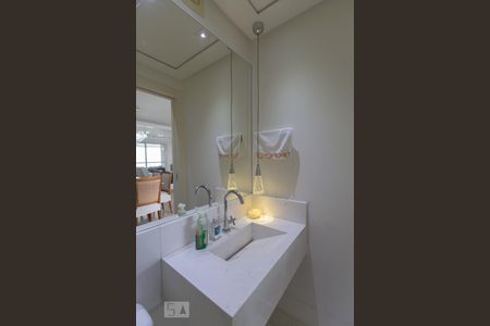 Lavabo de apartamento para alugar com 3 quartos, 111m² em Vila Bertioga, São Paulo