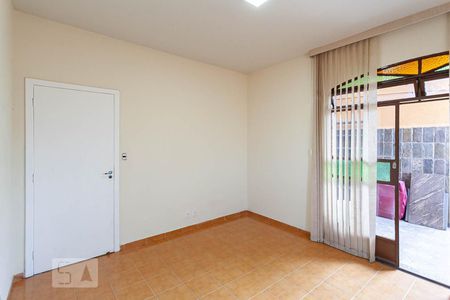 Sala de casa à venda com 4 quartos, 100m² em Santa Cruz, Belo Horizonte