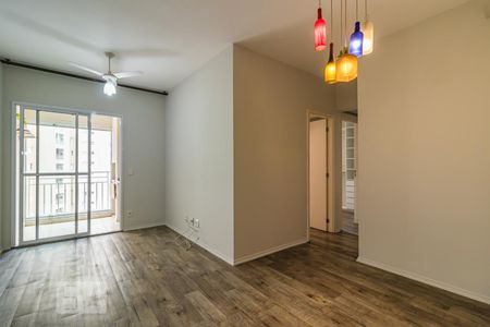 Sala de apartamento para alugar com 3 quartos, 73m² em Jardim Tupanci, Barueri