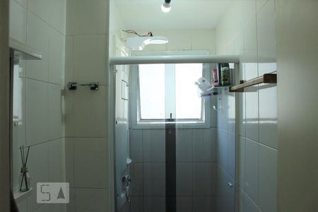 Banheiro de apartamento à venda com 2 quartos, 58m² em Jardim Tupanci, Barueri