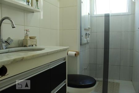 Banheiro de apartamento à venda com 2 quartos, 58m² em Jardim Tupanci, Barueri