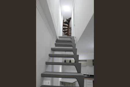 Escada que dá acesso ao 1 dormitório de casa para alugar com 2 quartos, 80m² em Vila Moreira, São Paulo