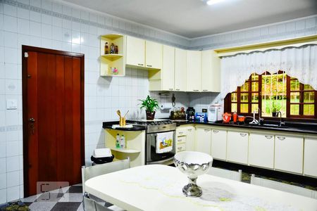 Casa à venda com 474m², 4 quartos e sem vaga Casa à venda com 474m², 4 quartos e sem vagaCozinha Entrada