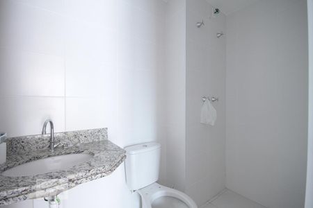 Banheiro de kitnet/studio para alugar com 1 quarto, 28m² em Liberdade, São Paulo