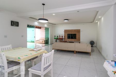 Sala de casa à venda com 3 quartos, 250m² em Vila da Penha, Rio de Janeiro